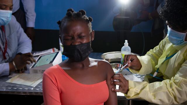 Ómicron derrumba mercados y abre polémica de cómo enfrentar la nueva cepa