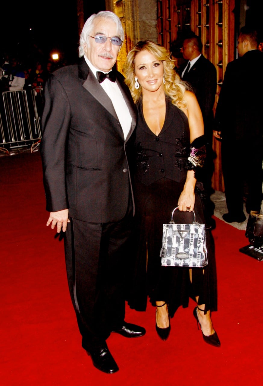 Enrique Rocha con pareja.