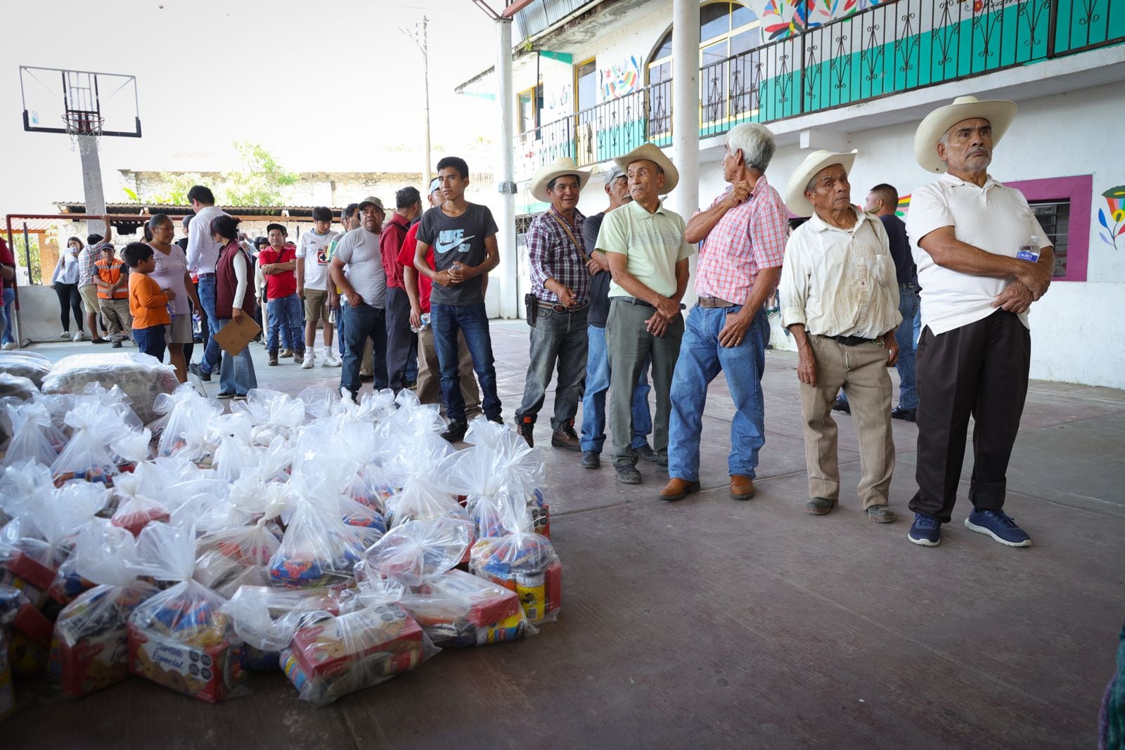 Julio Menchaca supervisa atención en San Bartolo Tutotepec y Tenango de Doria.
