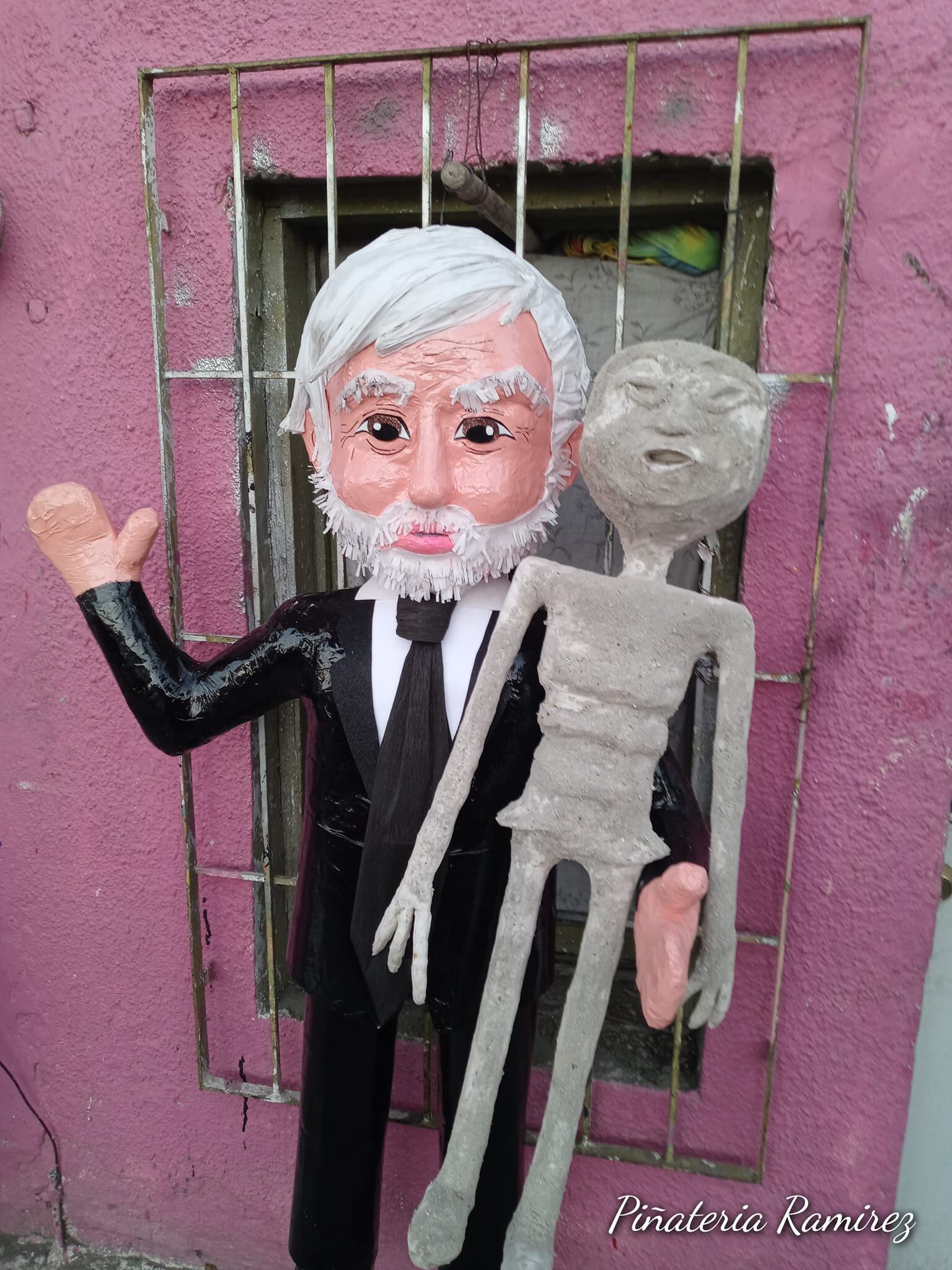 Piñatería Ramírez, piñata de Jaime Maussan