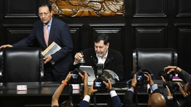 Gerardo Fernández Noroña, presidente de la mesa directiva abre la última sesión ordinaria de la Comisión Permanente