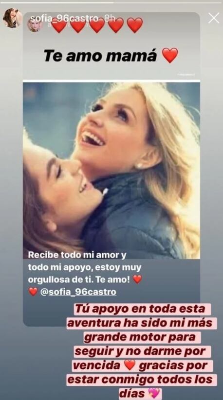 Sofia Castro junto a su madre