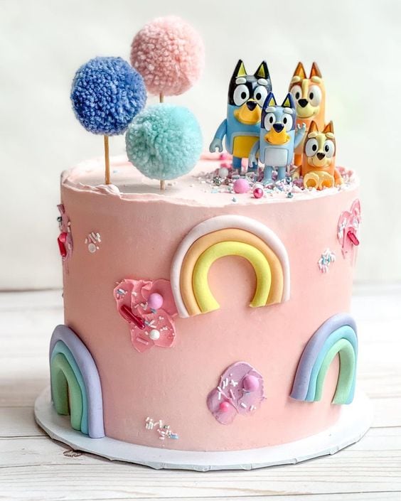 ideas de pastel de Bluey para niña en una fiesta infantil