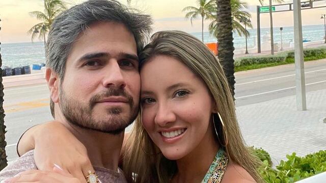 Daniel Arenas y Daniela Álvarez presumen posible anillo de compromiso