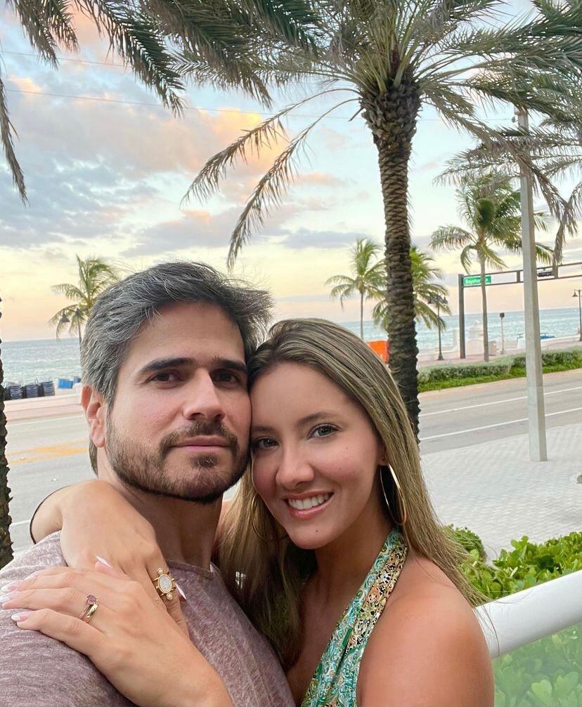 Daniel Arenas y Daniela Álvarez presumen posible anillo de compromiso