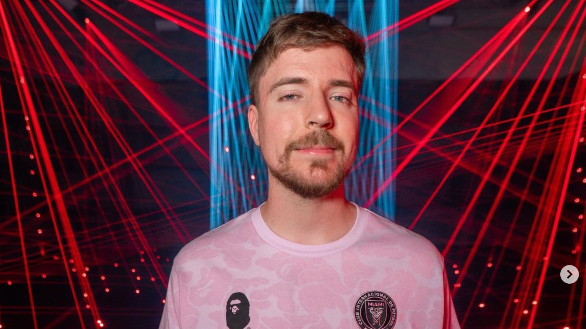 MrBeast es un conocido YouTuber, que le gusta regalar dinero a las personas que participen en sus retos, además recientemente construyó 100 pozos en África