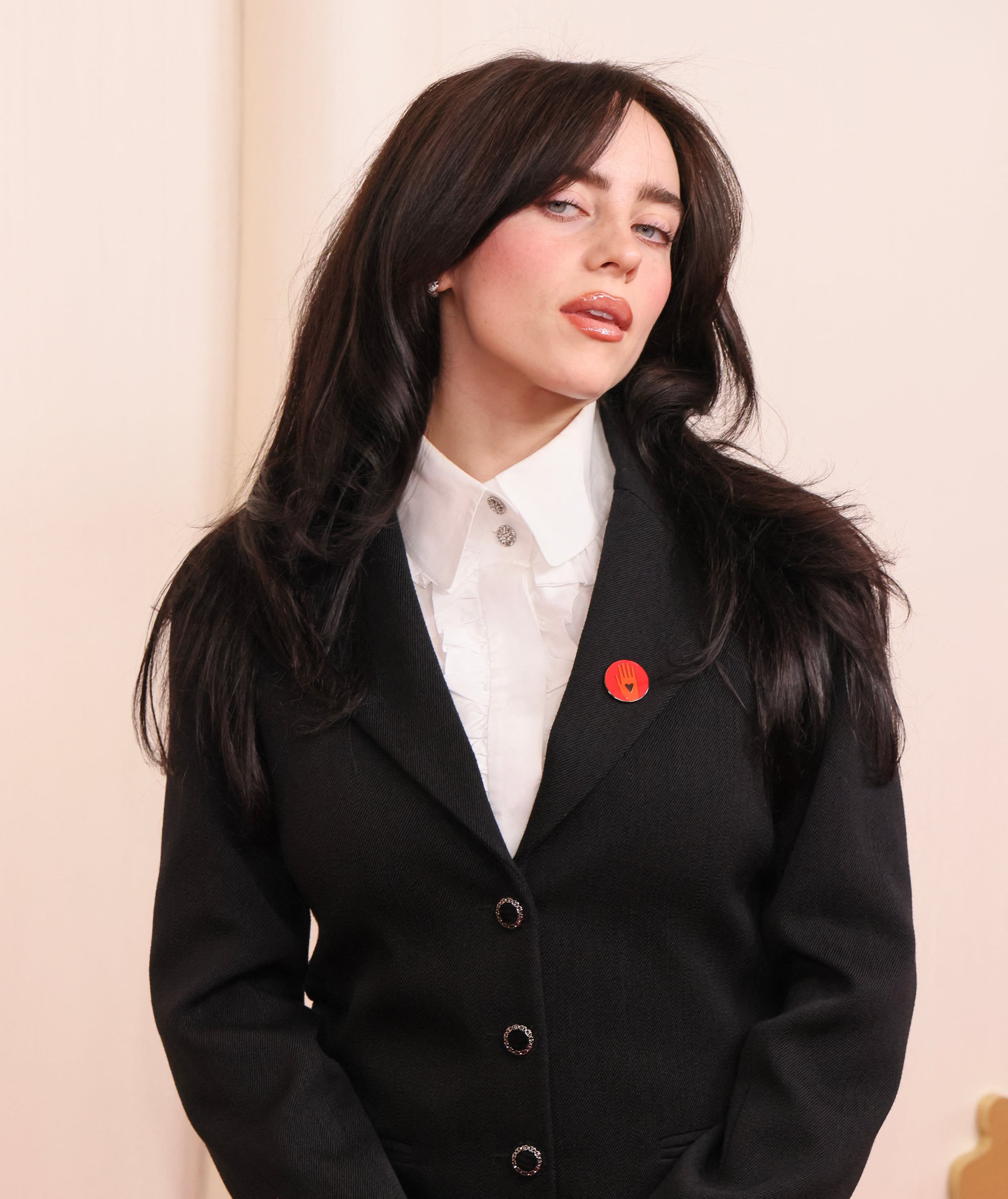 Billie Eilish con el botón rojo durante los Premios Oscar 2024