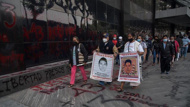 Protesta de familias en FGR