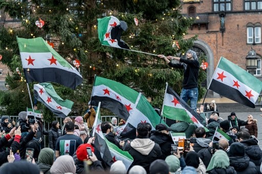 Ciudadanos en Siria levantan la bandera rebelde