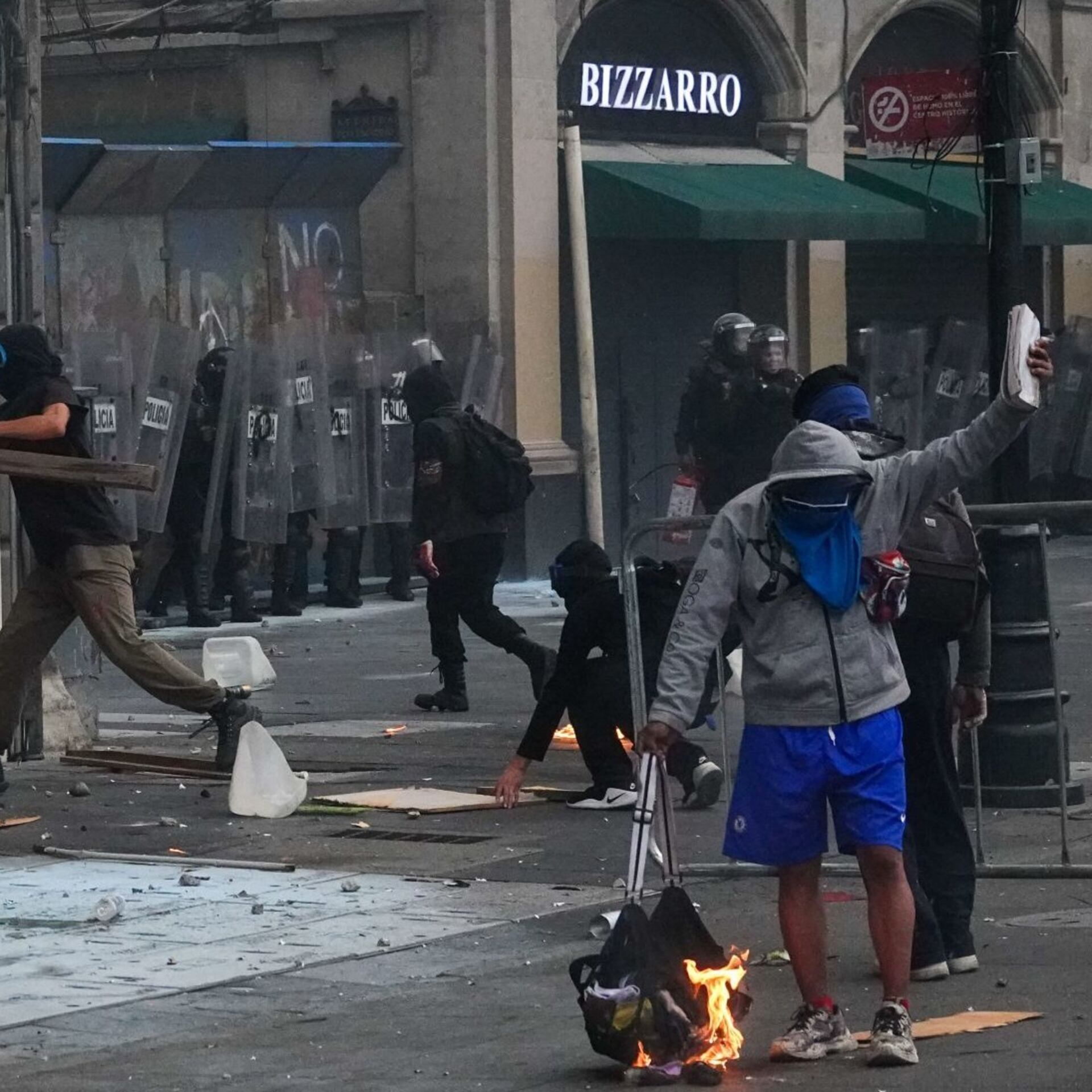 ‘Bloques negros’ que agreden a policías y más precedentes de impunidad casi total