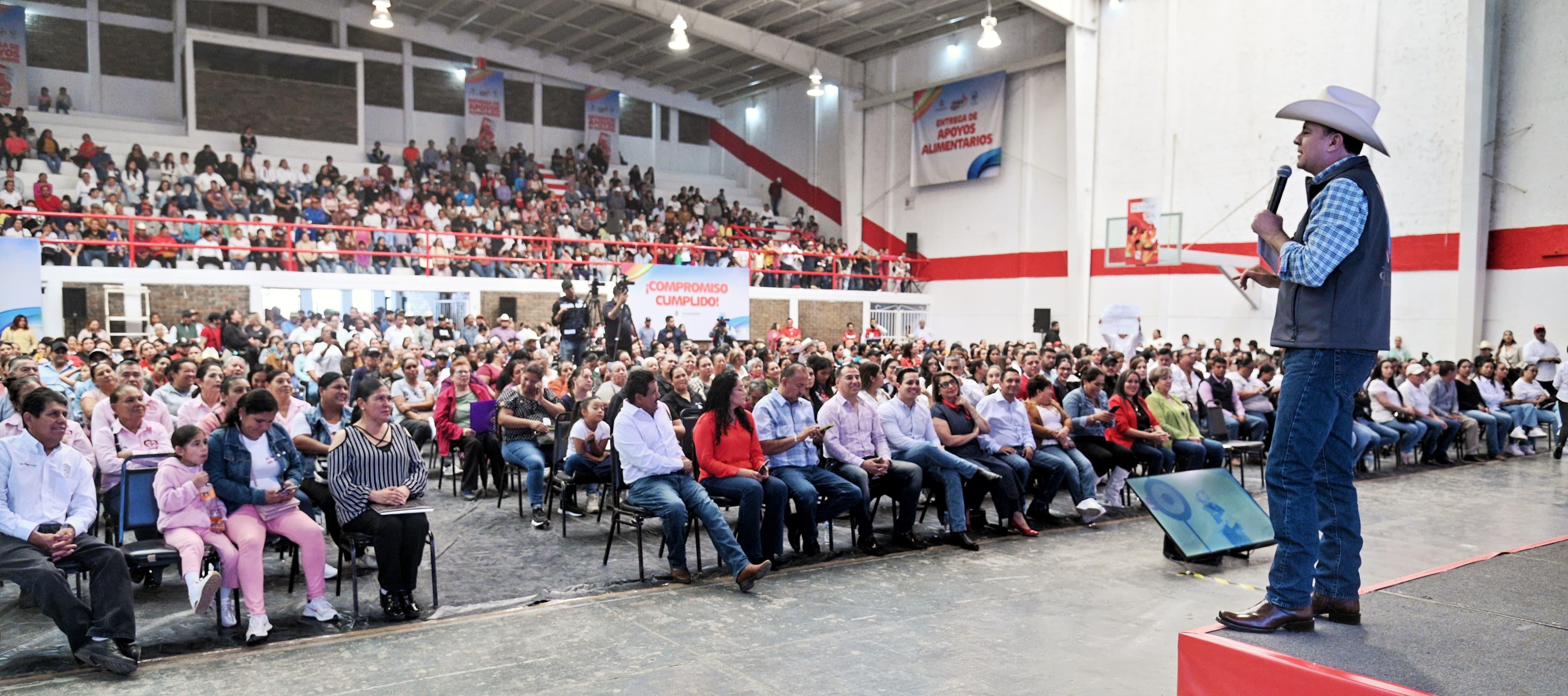 Esteban Villegas entrega la Tarjeta Madre Gris a mujeres beneficiarias en Guadalupe Victoria