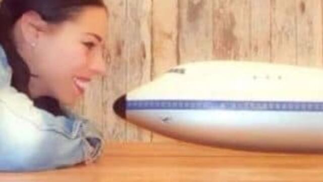 Sandra con un avión a escala