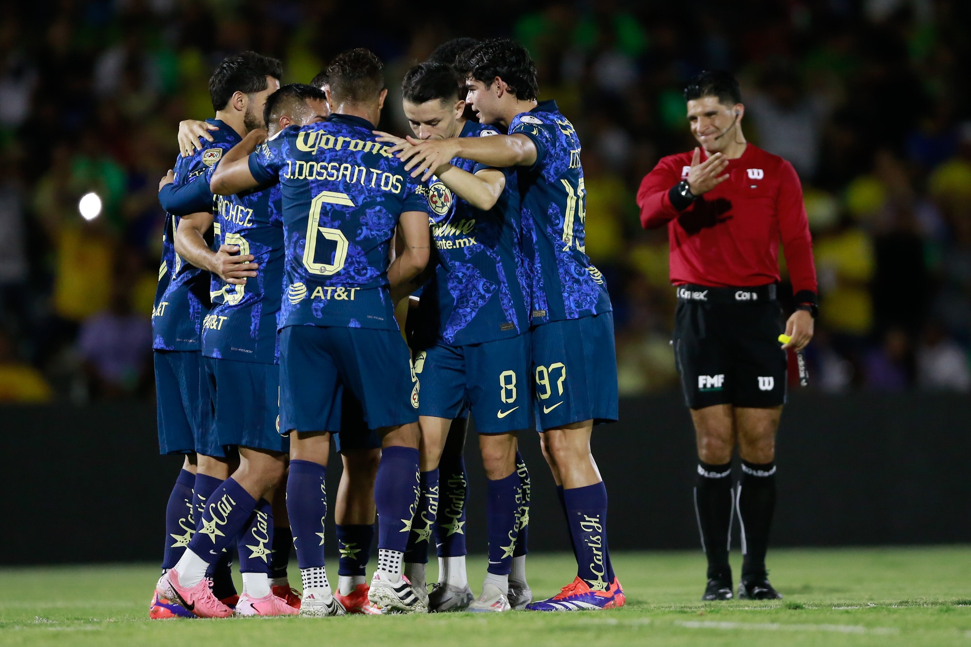 Árbitro causa revuelo por 'celebrar' gol de Henry Martín con el Club América.