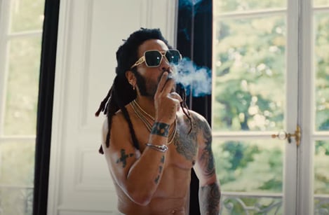 Lenny Kravitz se desnuda para su nuevo video musical de su sencillo TK421