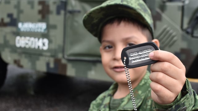 Niño exhibe su nombre