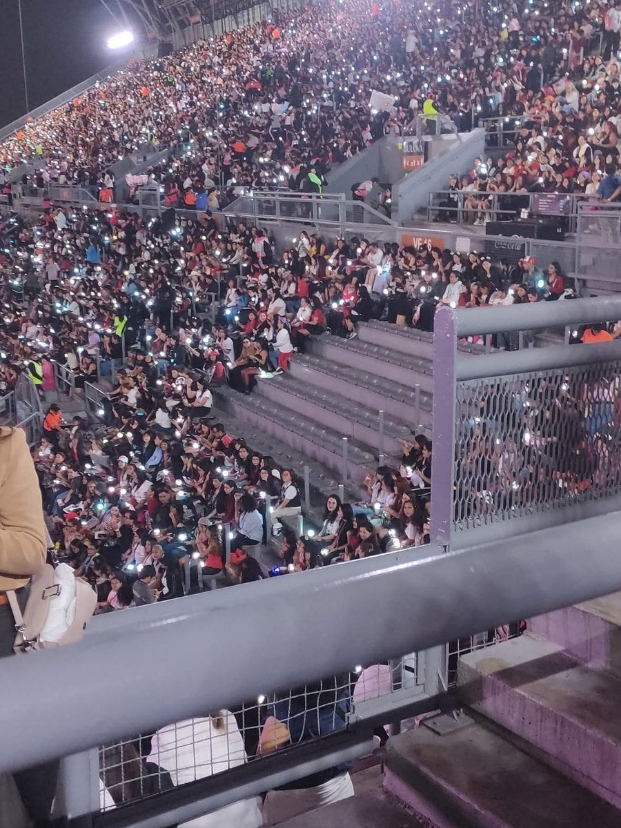 Fans de BTS reportan asientos vacíos en concierto pese a boletos agotados