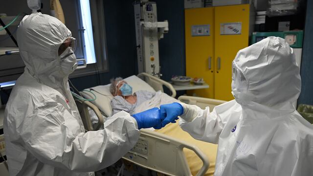 Médicos se saludan en Italia