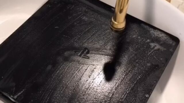 Mujer lava el Playstation 4 de su novio