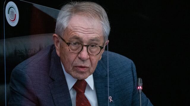 Jorge Alcocer durante su comparecencia ante el Senado de la República