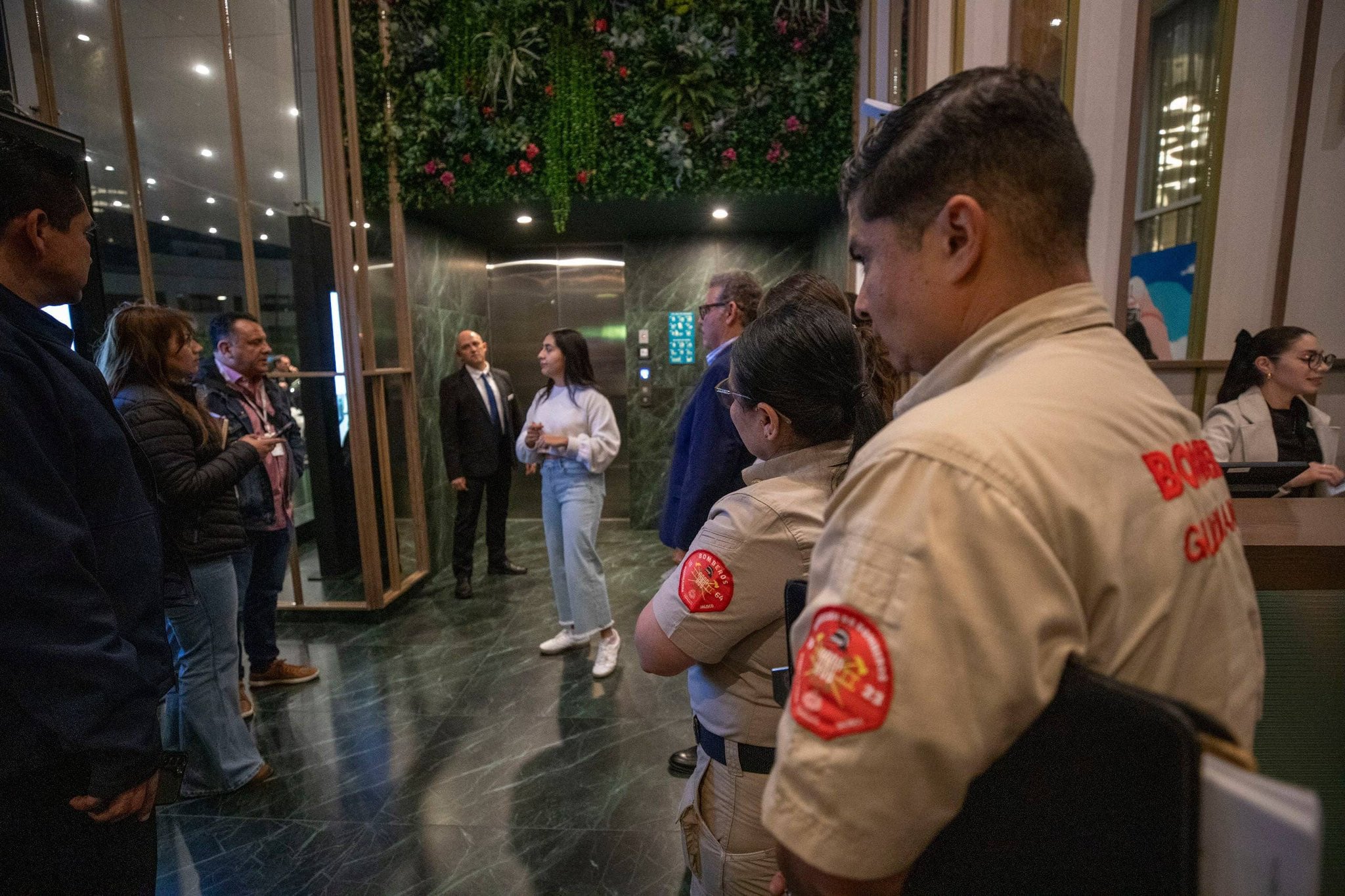 Clausuran terraza del Hotel Riu Plaza Guadalajara tras salto ilegal de paracaidista