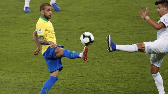 Dani Alves inició la jugada del gol con un globito sobre Acuña