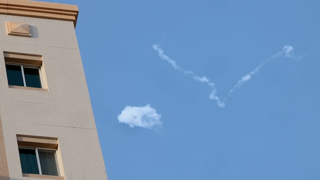 un misil en el cielo sobre Haifa, Israel