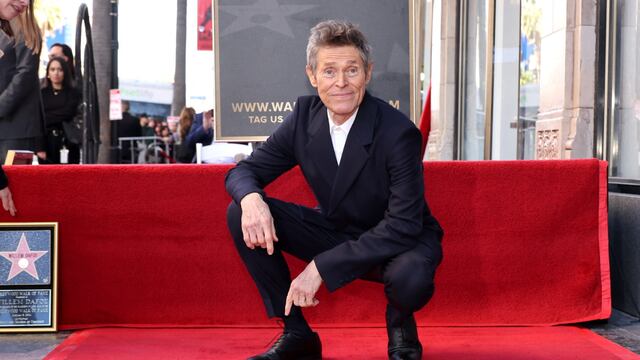 Willem Dafoe con su estrella en el Paseo de la Fama de Hollywood