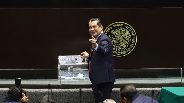 Sergio Gutiérrez Luna, diputado de Morena, coloca su voto en la urna donde se elige a los legisladores que presidirán la Mesa Directiva de la Comisión Permanente