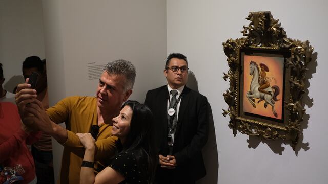 La gente se toma selfies con "La Revolución"