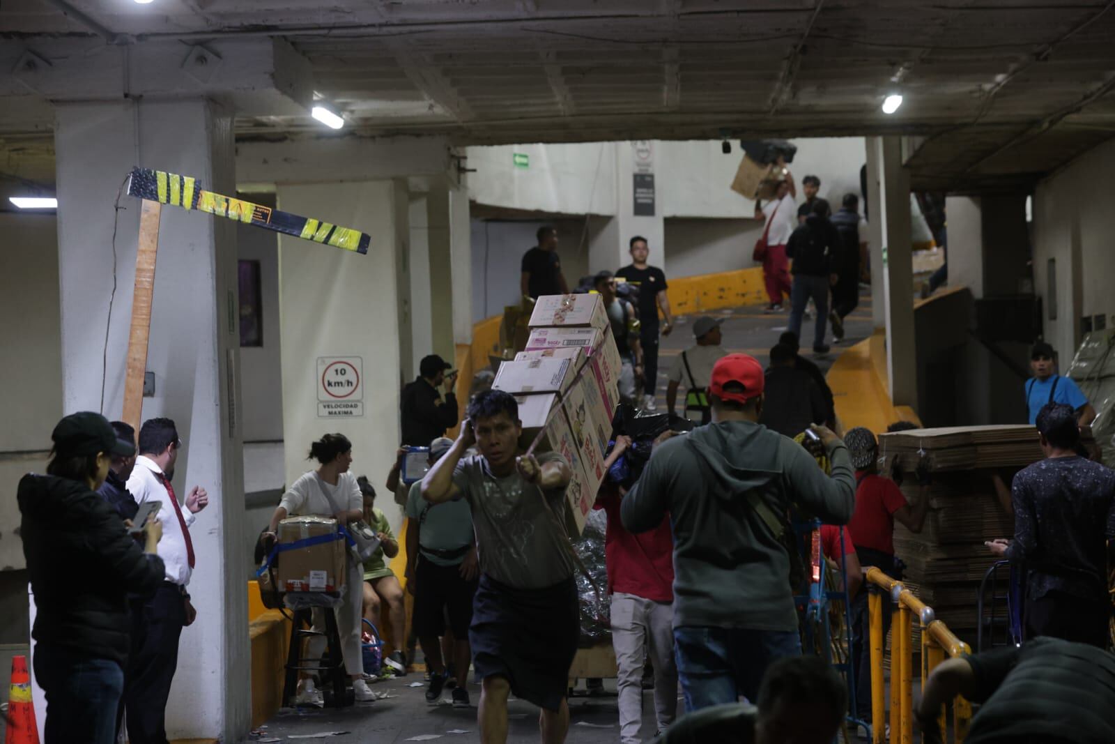 Izazaga 89: Comerciantes retiran su mercancía tras operativo limpieza