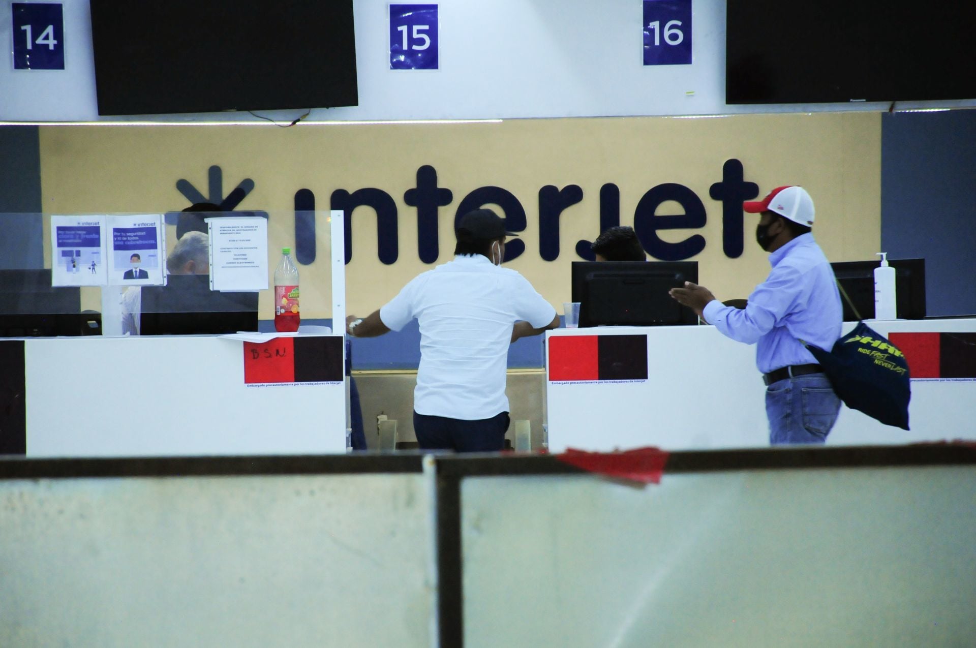 Distintas personas se encuentran en las ventanillas de la aerolínea Interjet, las cuales están cerradas por la huelga que mantienen desde ayer.