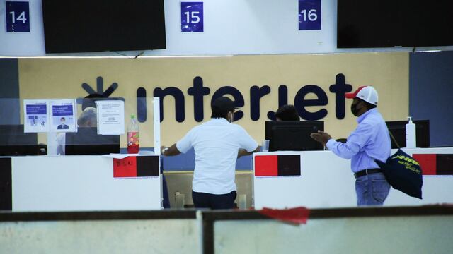 Distintas personas se encuentran en las ventanillas de la aerolínea Interjet, las cuales están cerradas por la huelga que mantienen desde ayer.