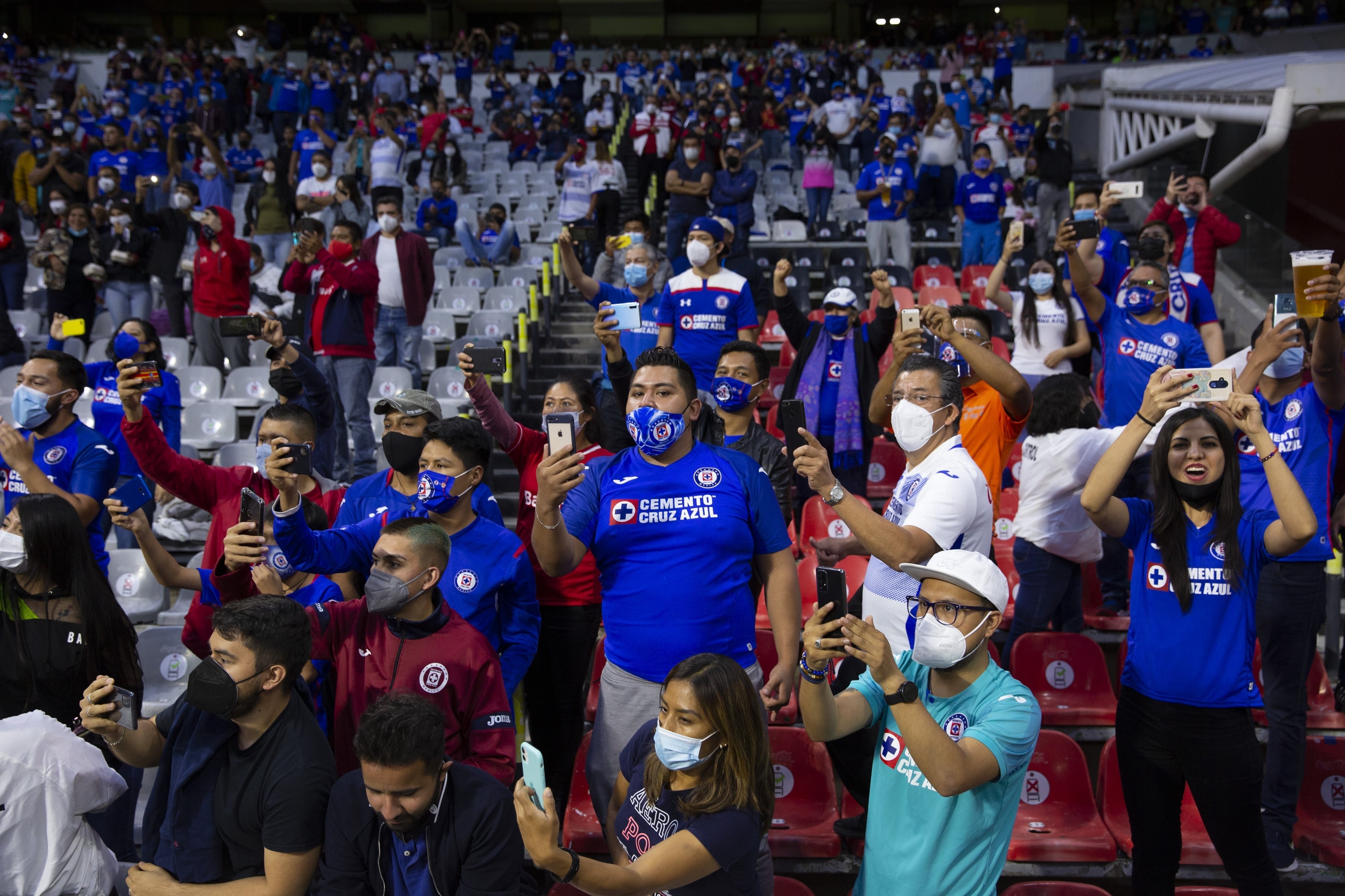 Aficionados del Cruz Azul en el Estadio Azteca