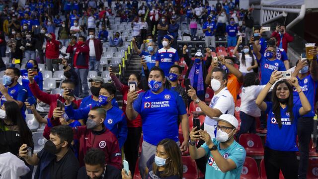 Aficionados del Cruz Azul en el Estadio Azteca