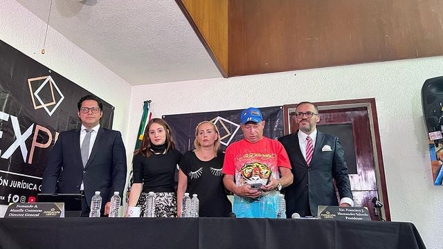 Familia de Octavio Ocaña con su equipo legal Lex Pro Humanitas.