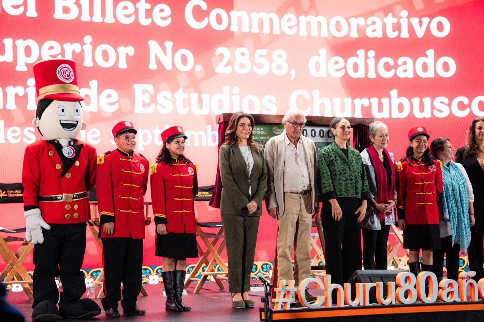 Olivia Salomón, directora de Lotería Nacional, develó el boleto conmemorativo de los 80 años de los Estudios Churubusco.