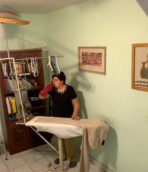 Mujer le escupe a la ropa cuando plancha