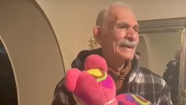 Abuelito llora al recibir peluche hecho con manta favorita de su esposa muerta (VIDEO)
