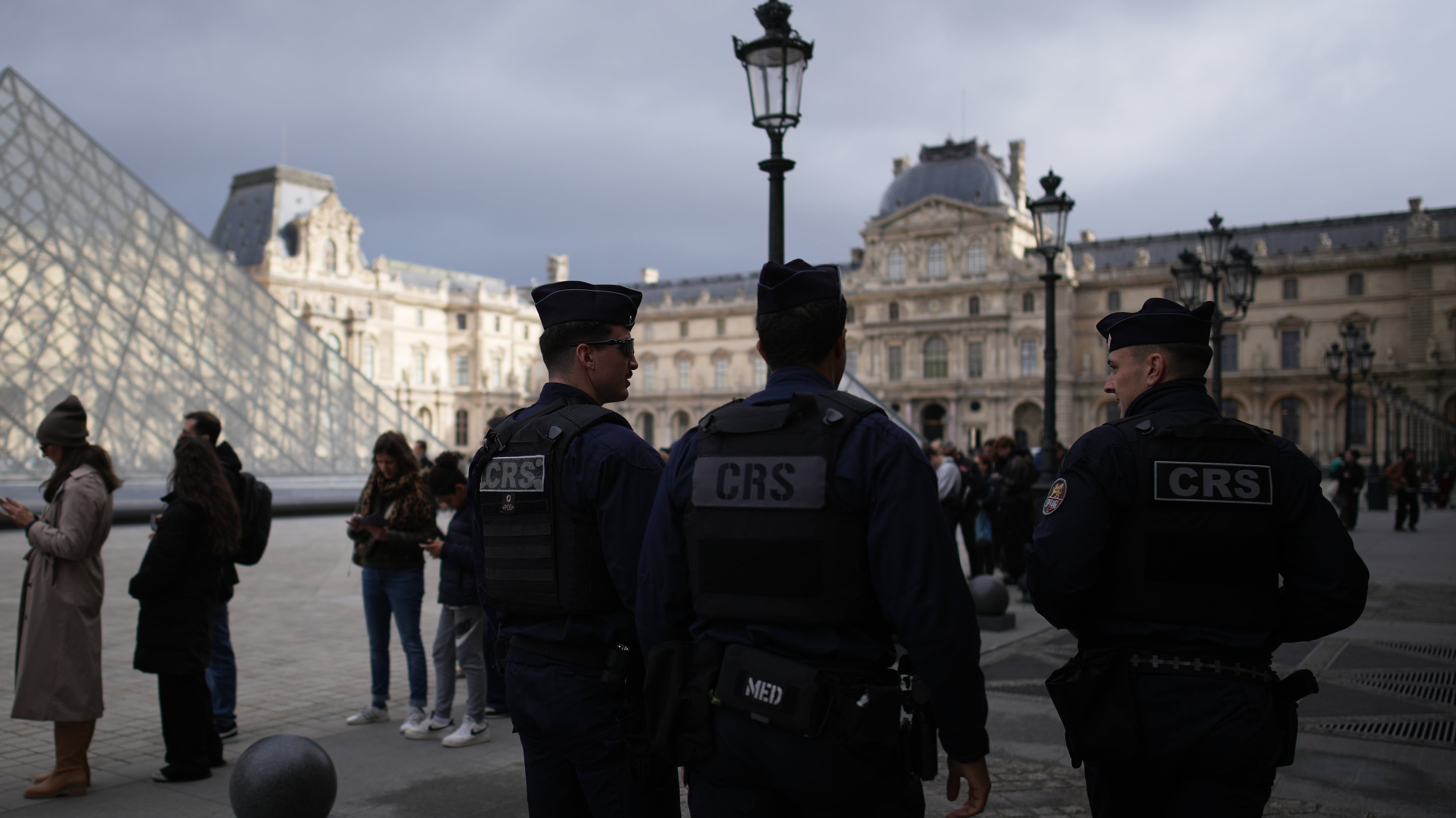 Autoridades procesan a dos nuevos detenidos por el robo al Louvre; van cuatro en total