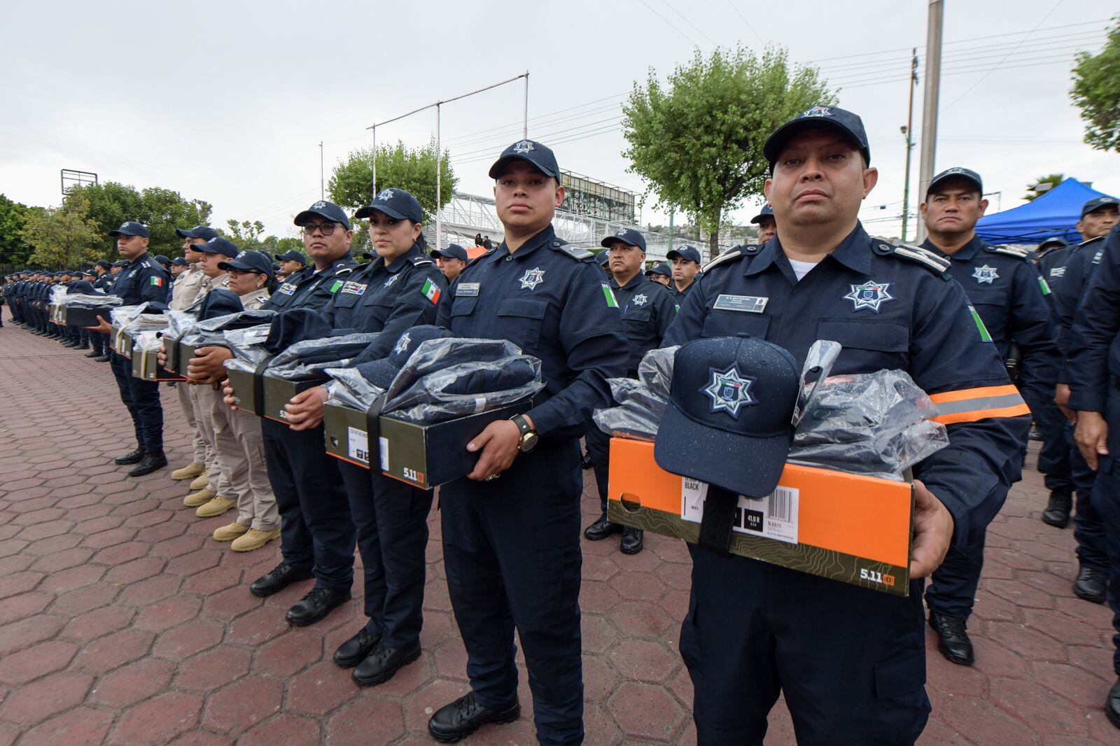 Policía de Atizapán recibe uniformes como los del FBI
