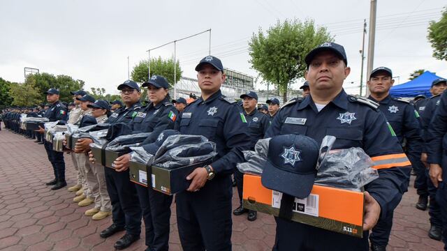 Policía de Atizapán recibe uniformes como los del FBI