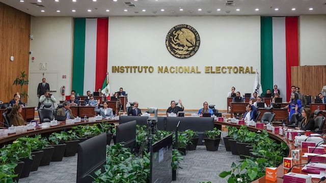 Votación de los consejeros electorales, duranete la sesión extraordinaria del Instituto Nacional Electoral