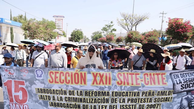 Integrantes de la Secc 22 de la Coordinadora Nacional de Trabajadores de la Educación (CNTE) marchan.