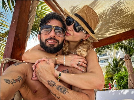 Poncho de Nigris y Marcela Mistral demuestran su amor en la playa