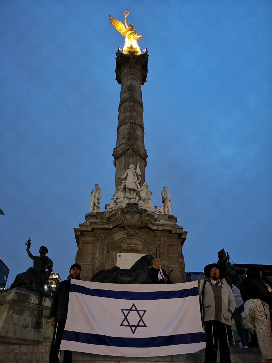 Se manifiestan en el Angel de la Independencia
