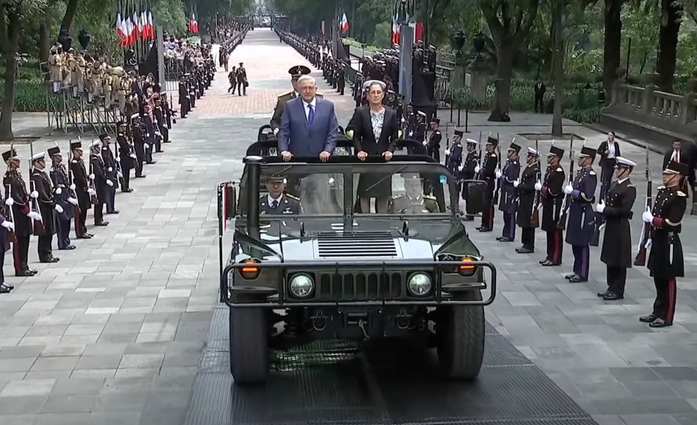 AMLO y Claudia Sheinbaum llegan en Jeep militar a la ceremonia de los Niños Héroes