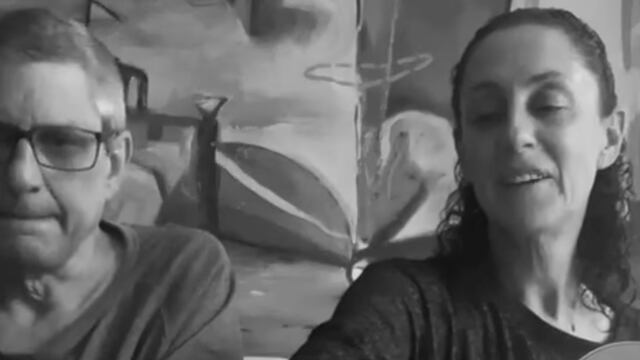 Claudia Sheinbaum y su pareja cantando con su guitarra
