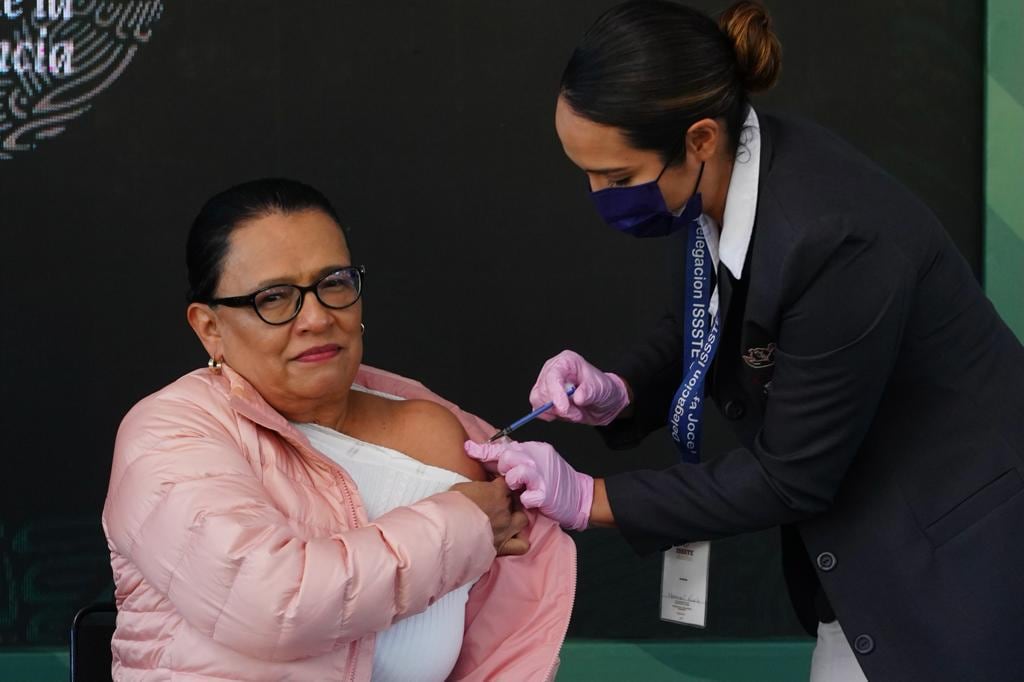 Rosa Icela Rodríguez, secretaría de Seguridad Pública y Protección Ciudadana, recibe dosis de refuerzo anticovid-19
