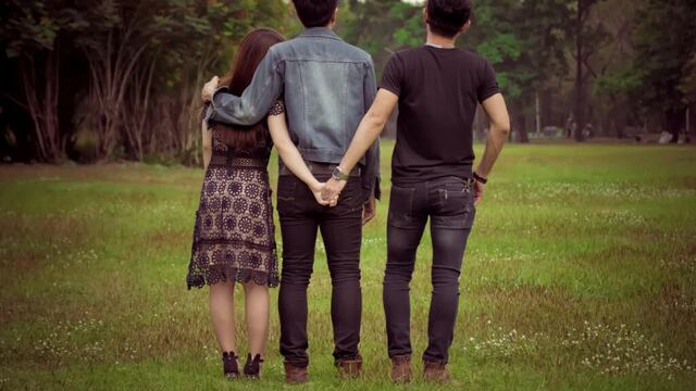 Cacha a su novia siéndole infiel; ella ya tenía 5 esposos al mismo tiempo