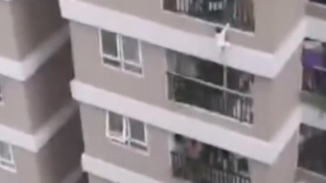 Niña jugando en barandal
